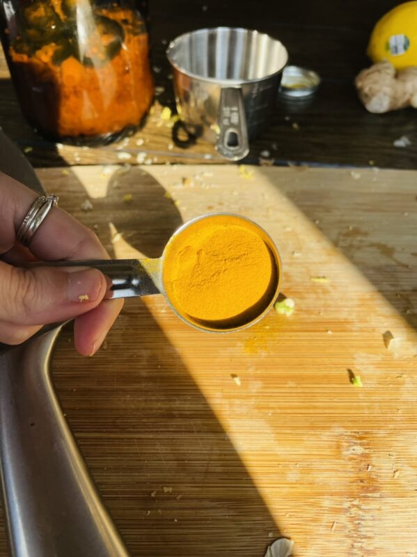 measuring turmeric