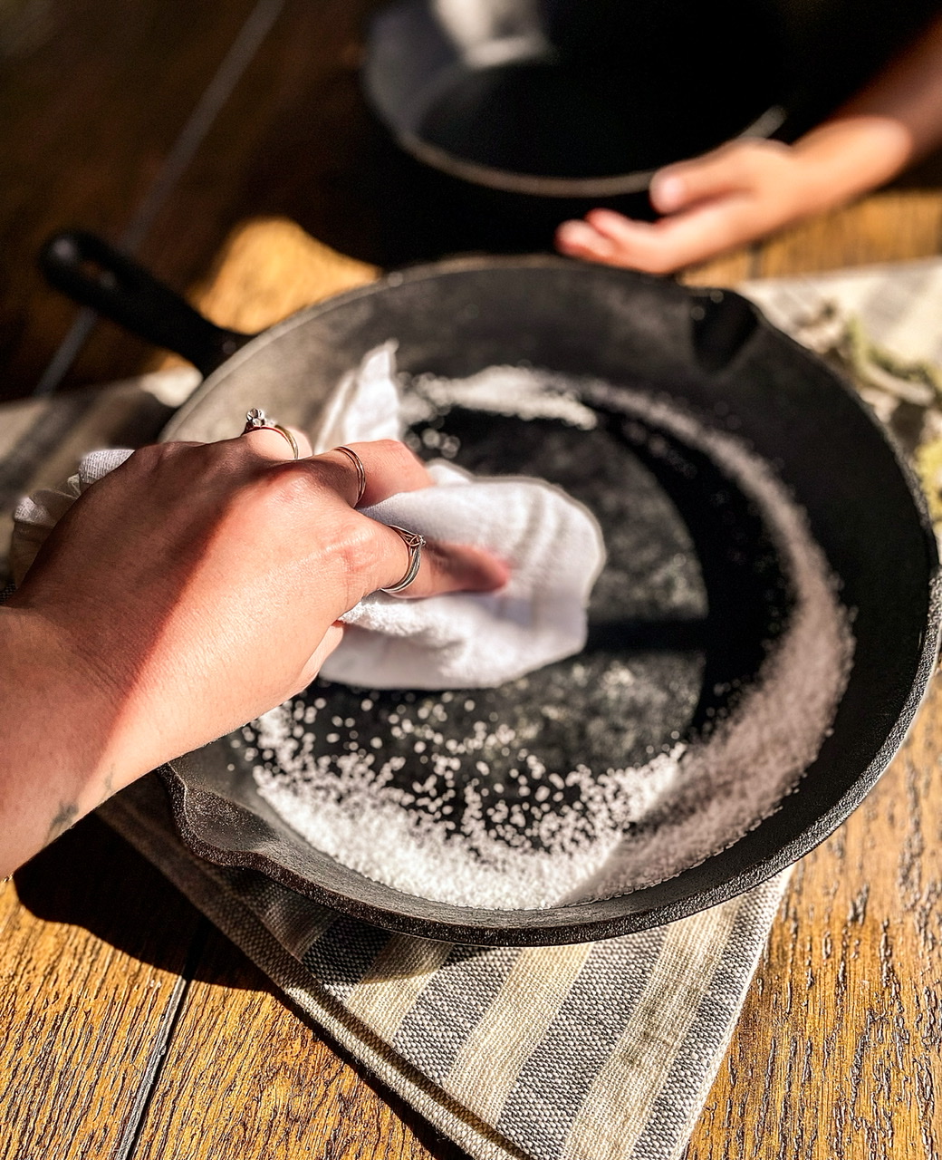 Cleaning a cast iron pan with salt